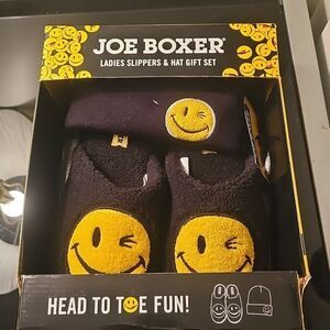 NWT Joe Boxer Women's Smiley Face Slipper & Hat Gift Set Size 6-7